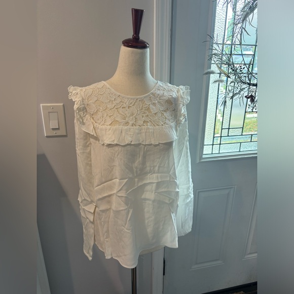 White lace blouse that can easily be casually styled or worn to the office. - Picture 4 of 5